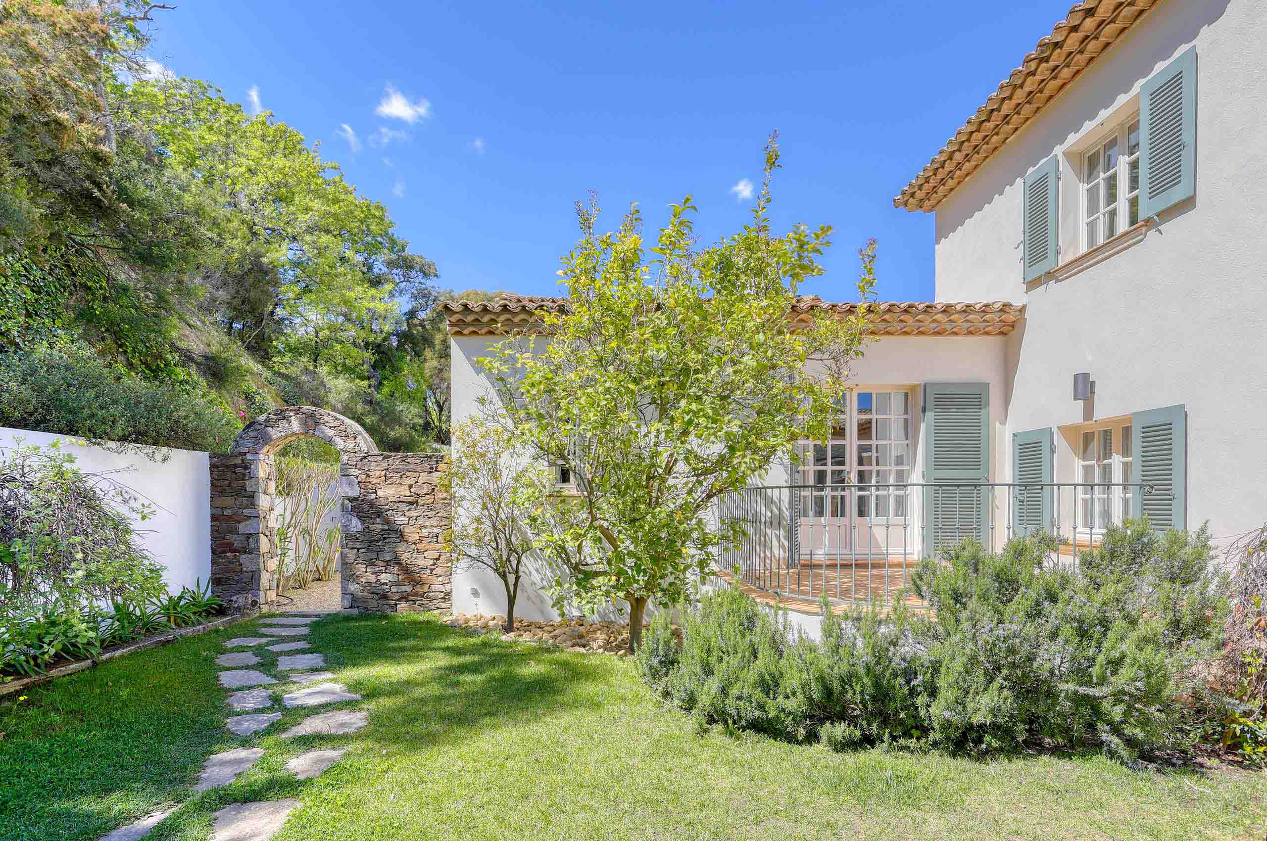 villa-gail-exterior-terrace-view-garden-traditonal-ramatuelle