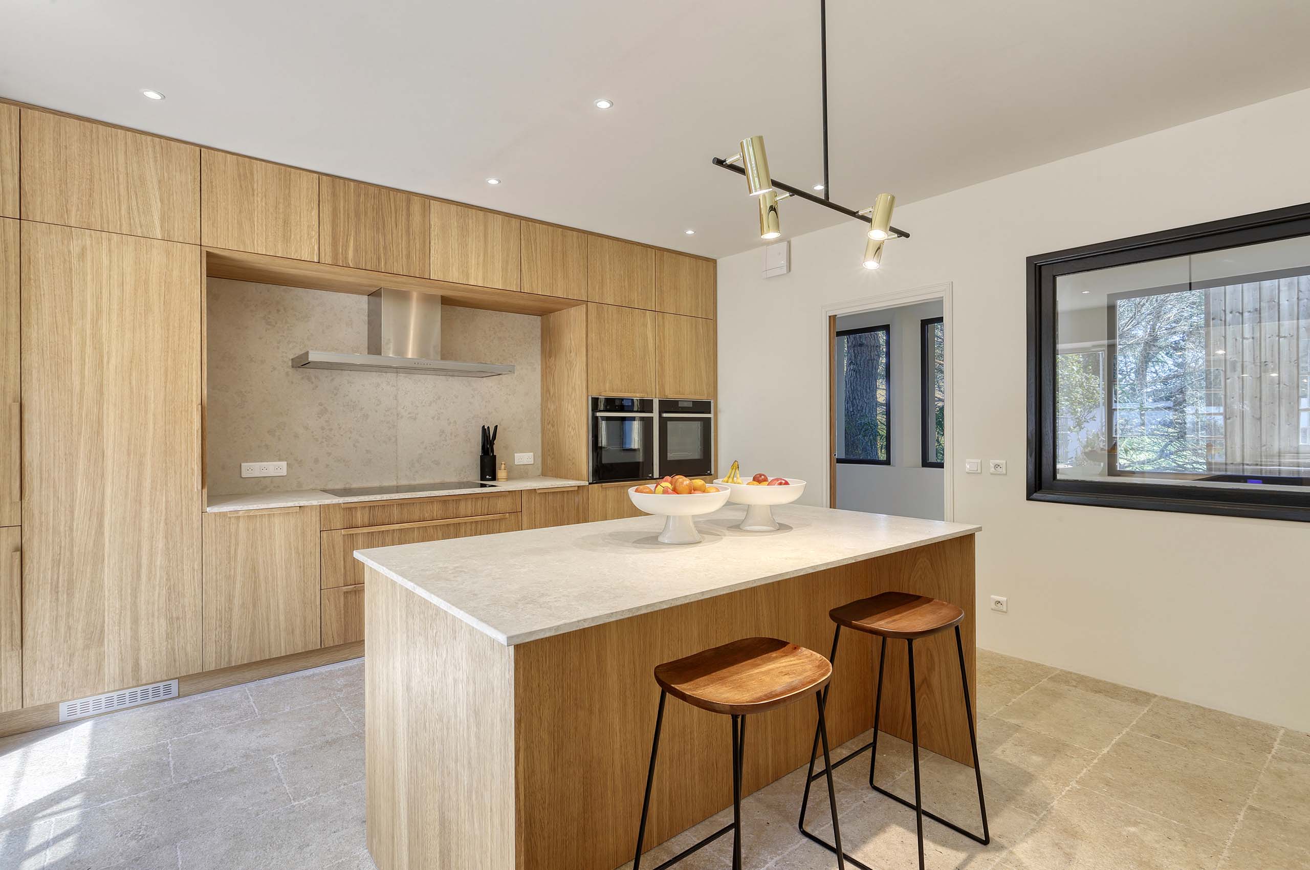 villa-gail-kitchen-modern-breakfast-bar-stylish-luxury-ramatuelle