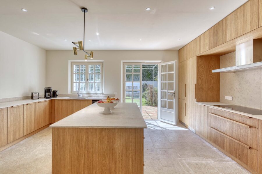 villa-gail-kitchen-openplan-light-modern-stylish-ramatuelle-luxury