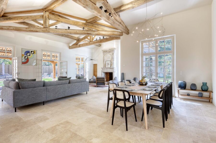 villa-gail-living-area-dining-table-beams-openplan-country-style-ramatuelle