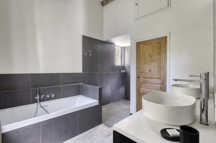 villa-gail-main-bathroom-bath-double-sink-luxury-modern-ramatuelle