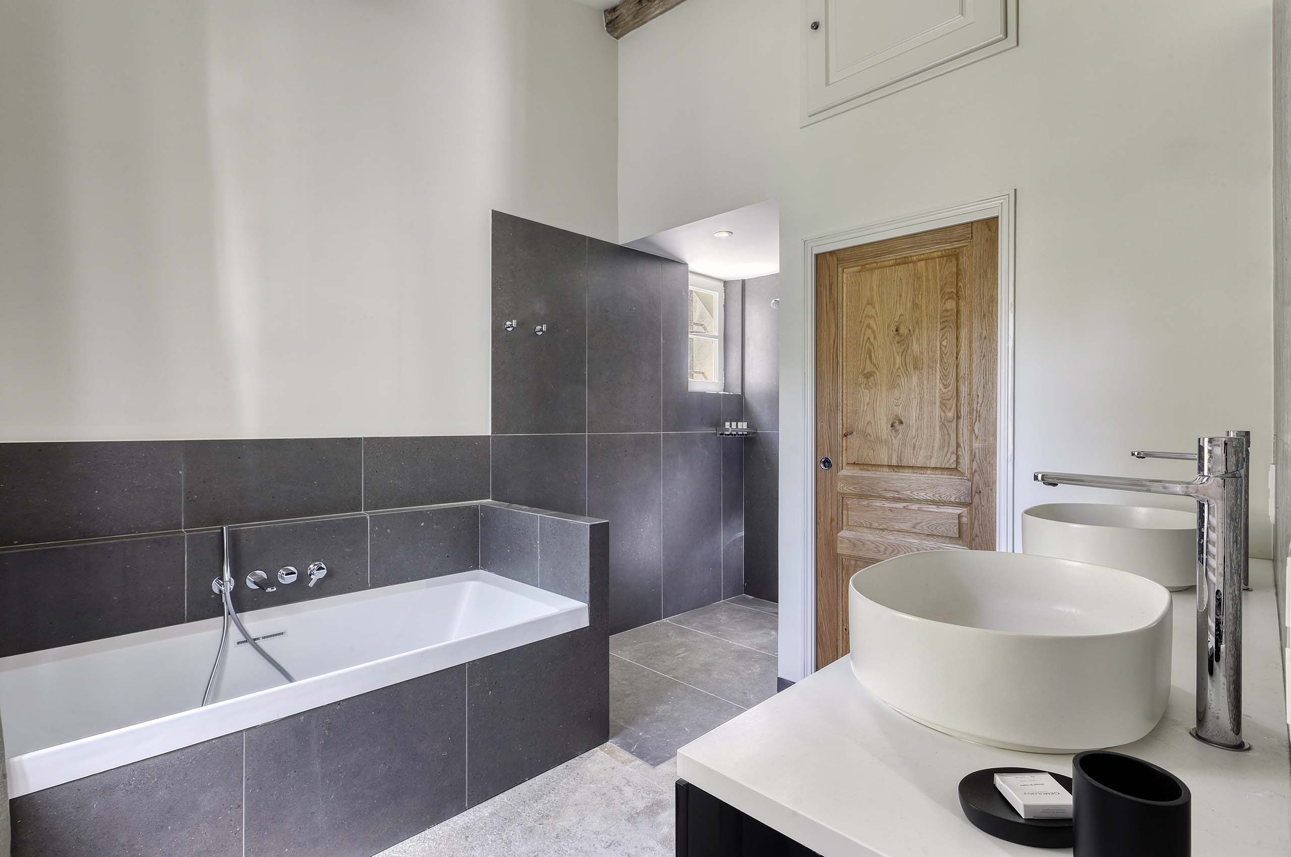 villa-gail-main-bathroom-bath-double-sink-luxury-modern-ramatuelle