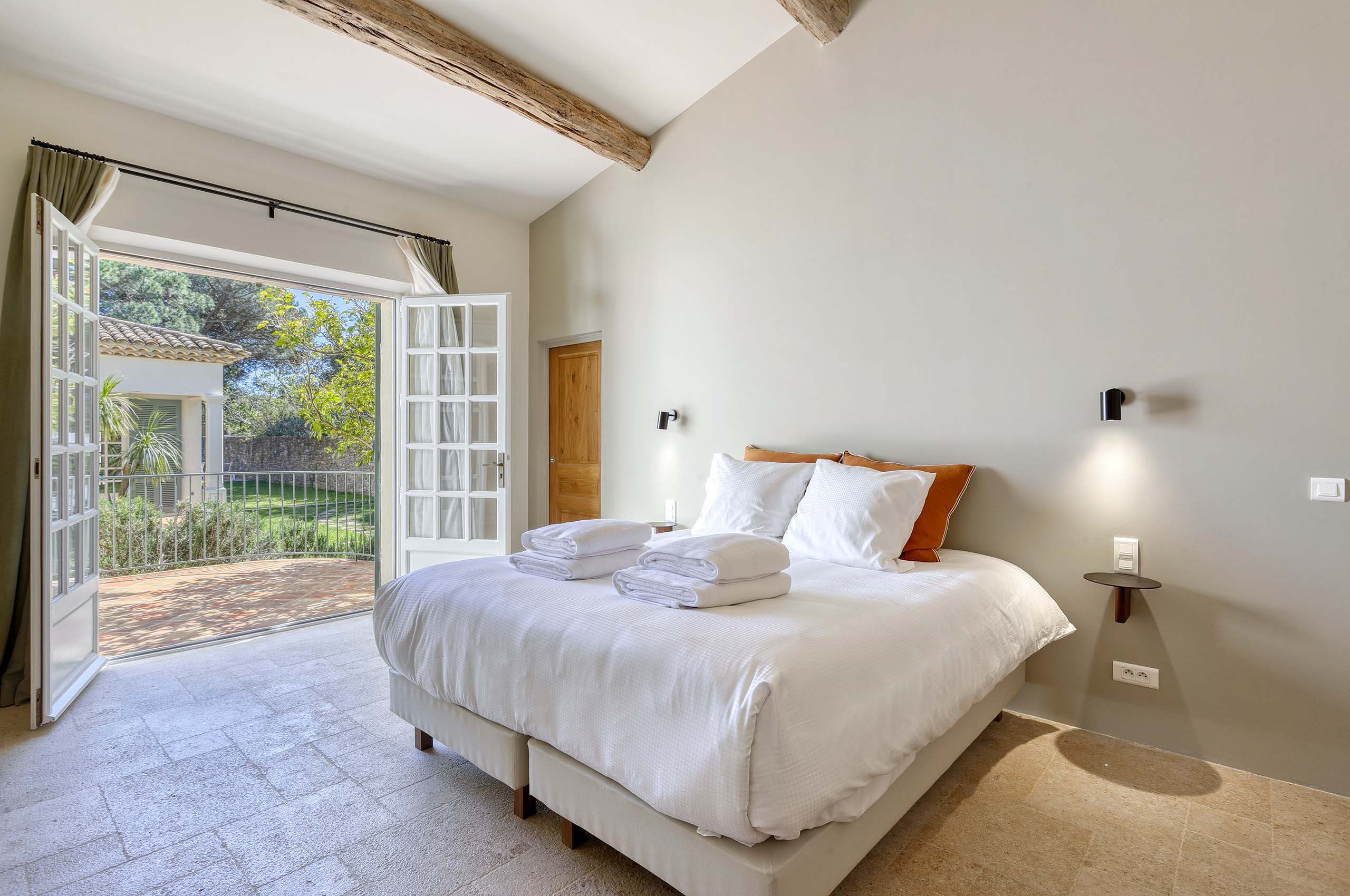 villa-gail-masterbedroom-luxury-charming-terrace-views-ramatuelle