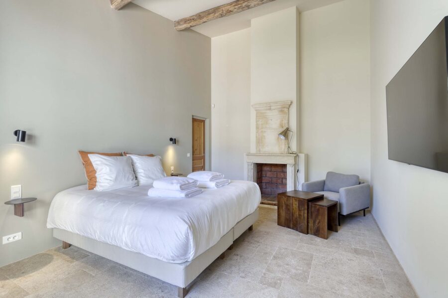 villa-gail-masterbedroom-luxury-chic-ramatuelle