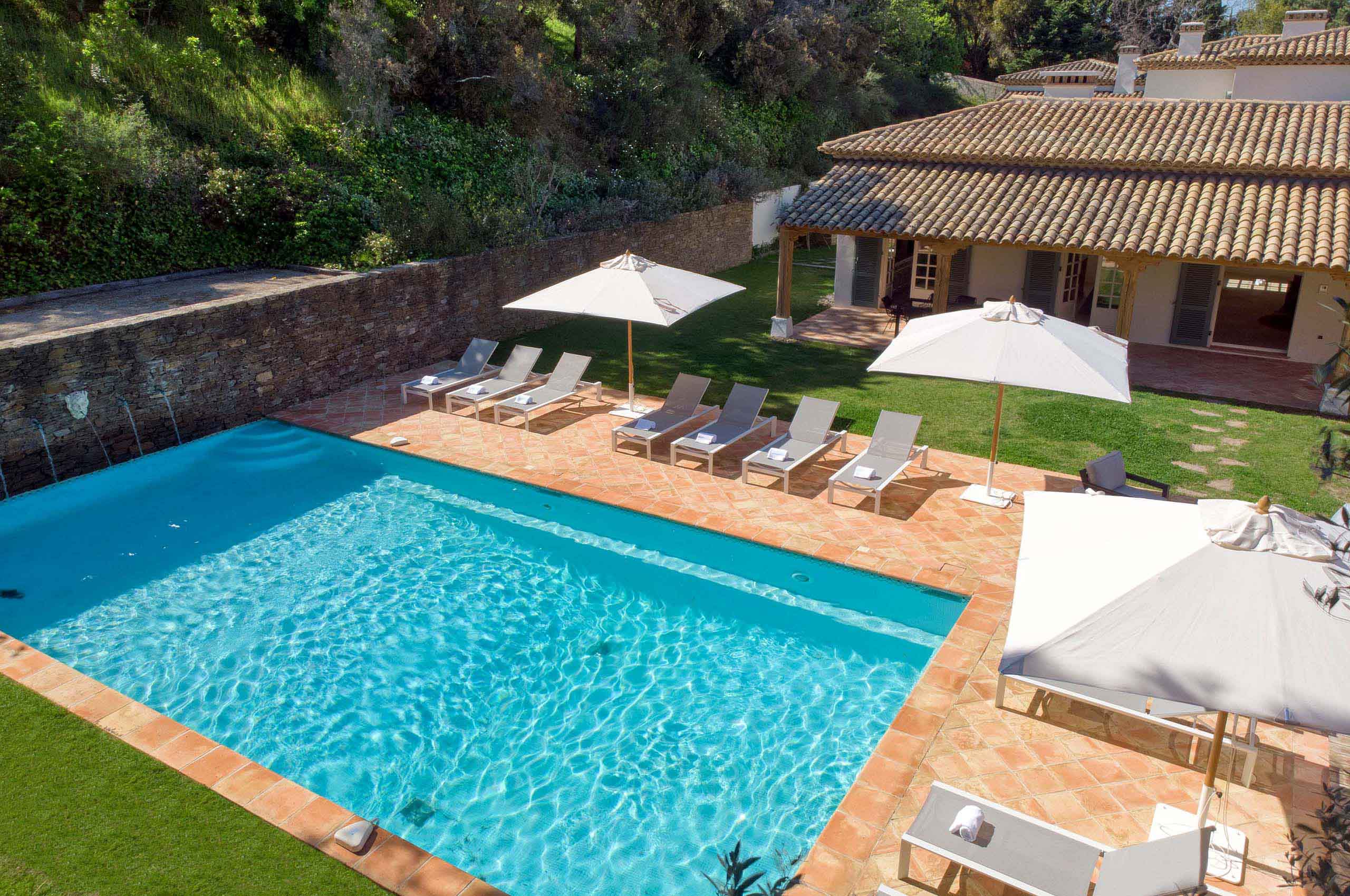villa-gail-pool-sunbeds-landscaped-garden-nature-luxury-ramatuelle