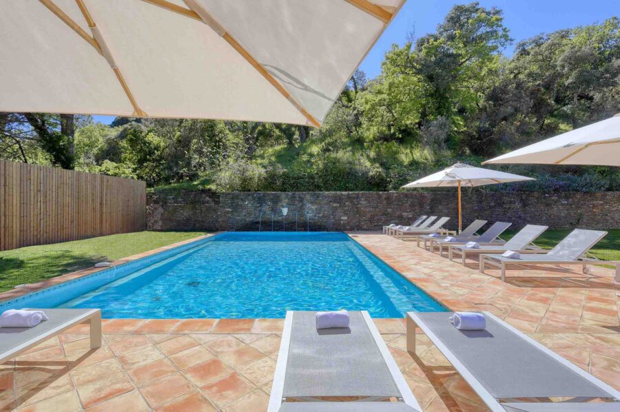 villa-gail-pool-sunbeds-nature-countryside-garden-ramatuelle-luxury