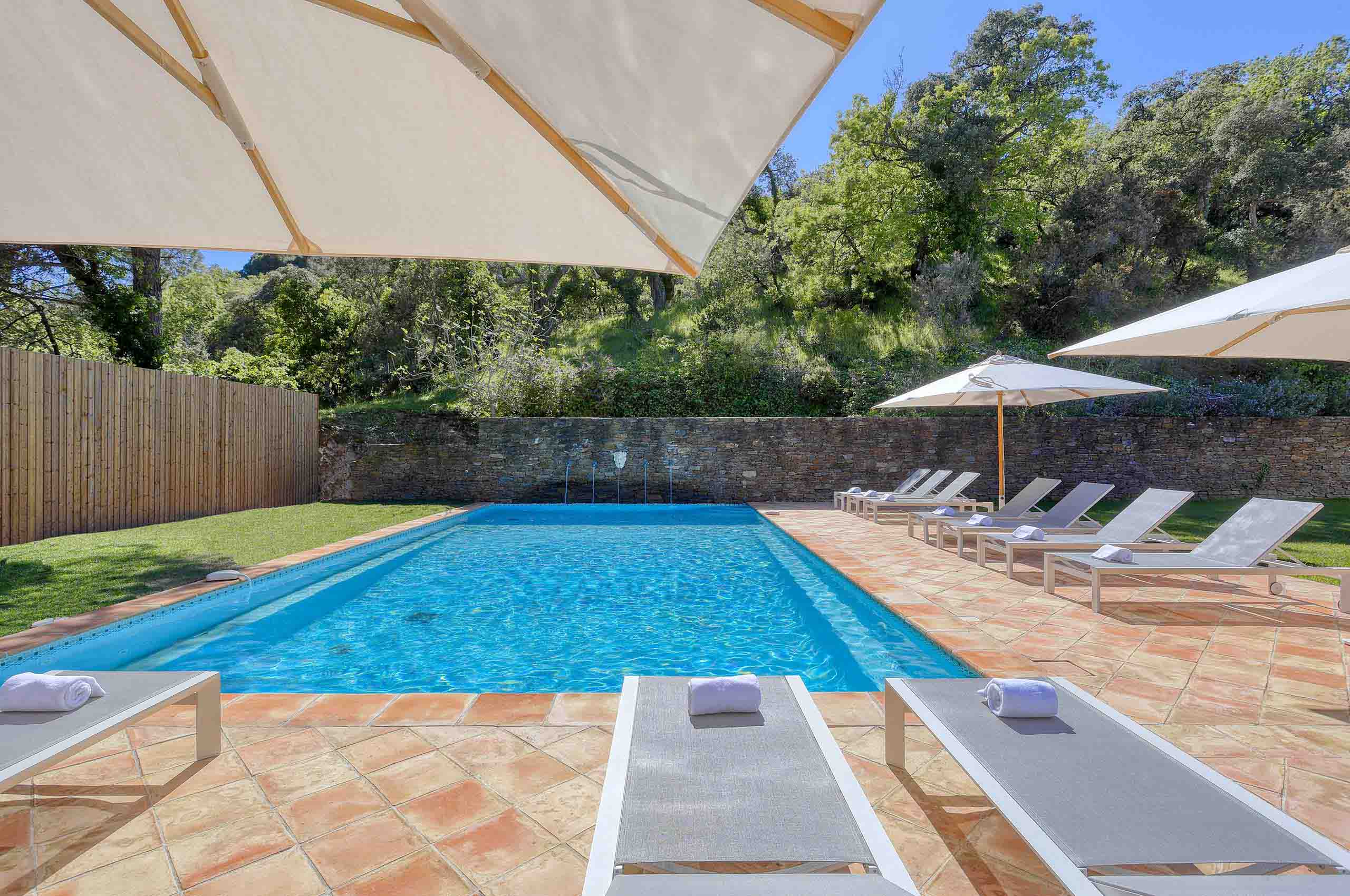 villa-gail-pool-sunbeds-nature-countryside-garden-ramatuelle-luxury