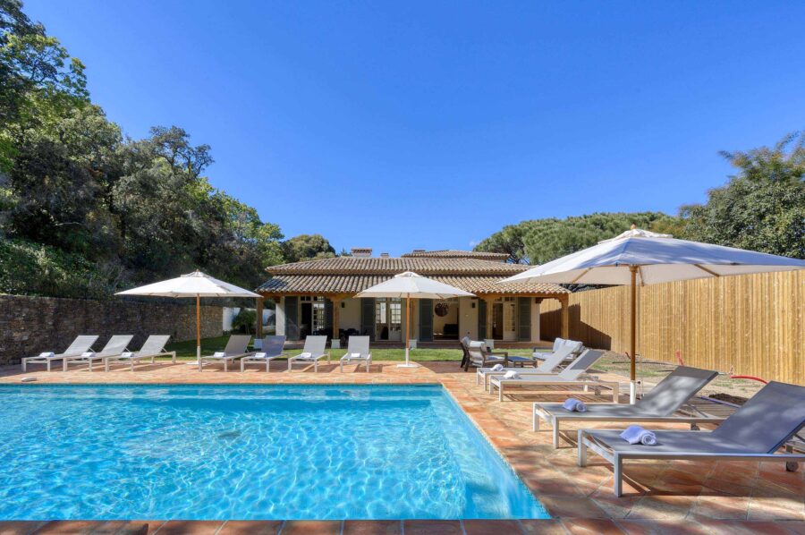 villa-gail-pool-sunloungers-umbrella-landscaped-garden-ramatuelle-luxury