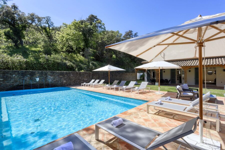 villa-gail-pool-view-sunloungers-garden-luxury-ramatuelle