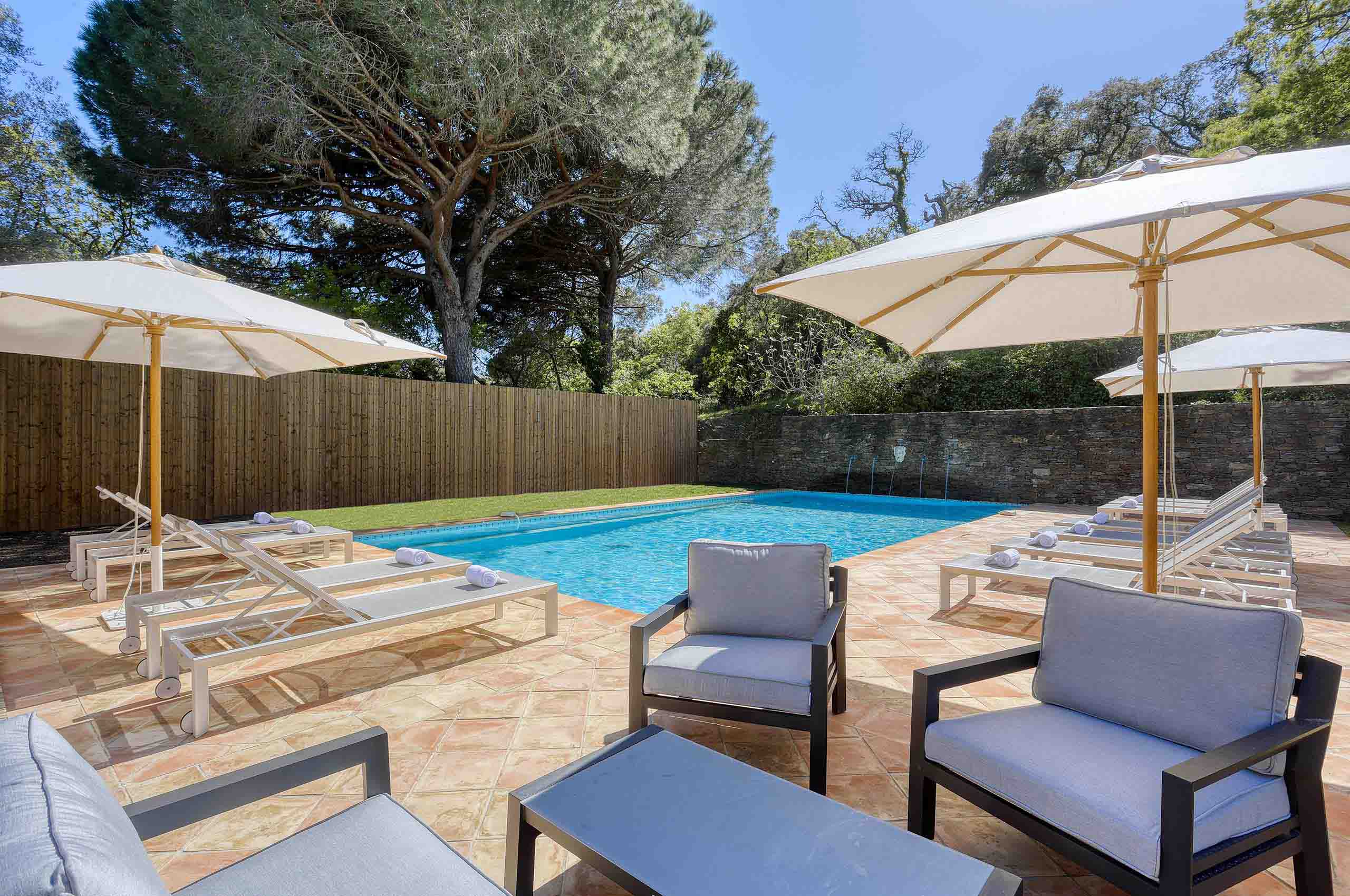 villa-gail-poolside-lounge-scenic-views-terrace-ramatuelle-luxury