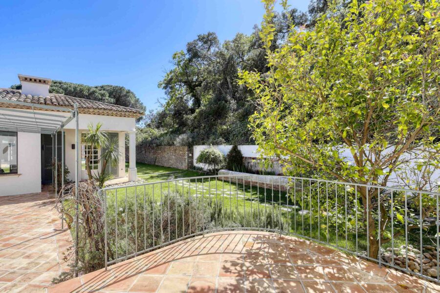 villa-gail-terrace-chic-natural-charming-ramatuelle-sundrenched