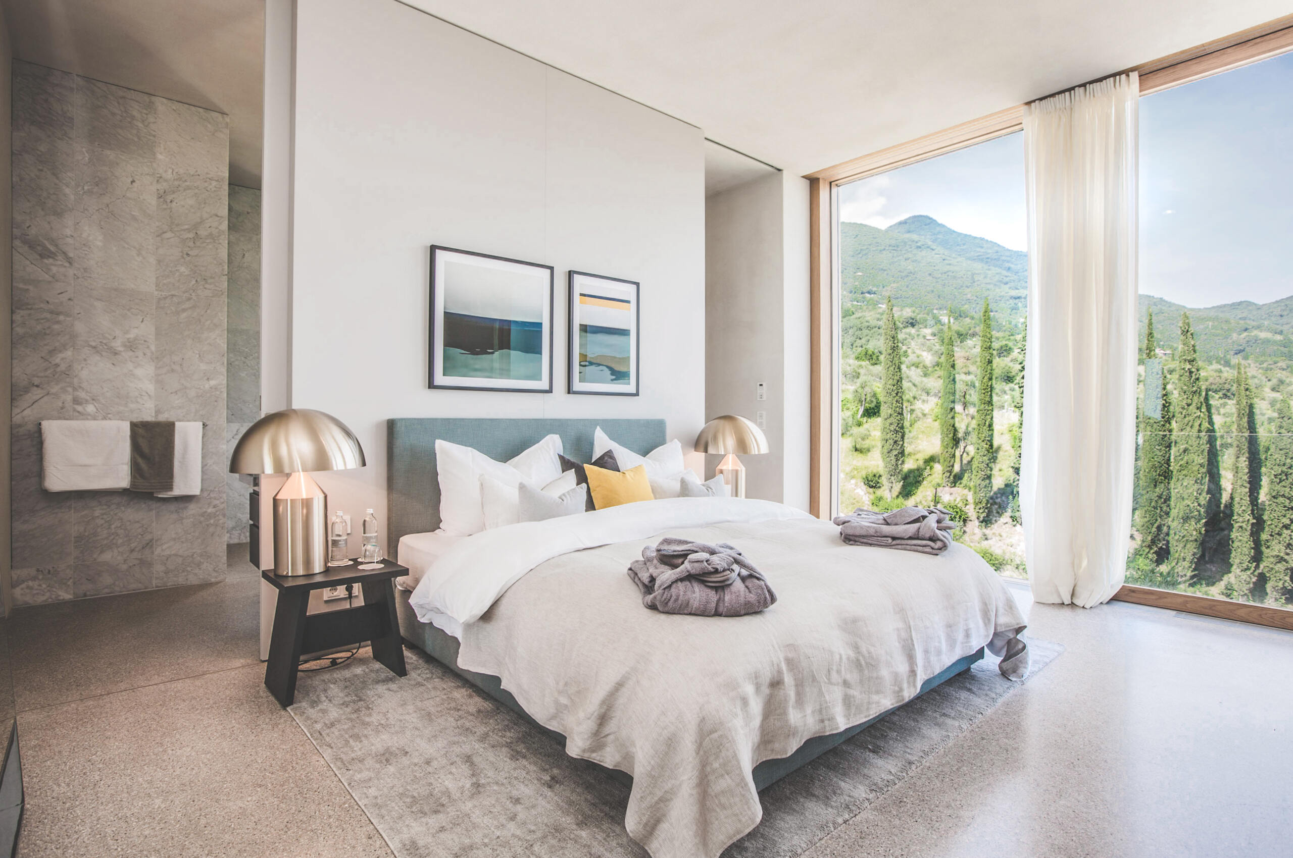 villa-karina-bedroom-luxury-modern-interior-scenic-views-lakegarda