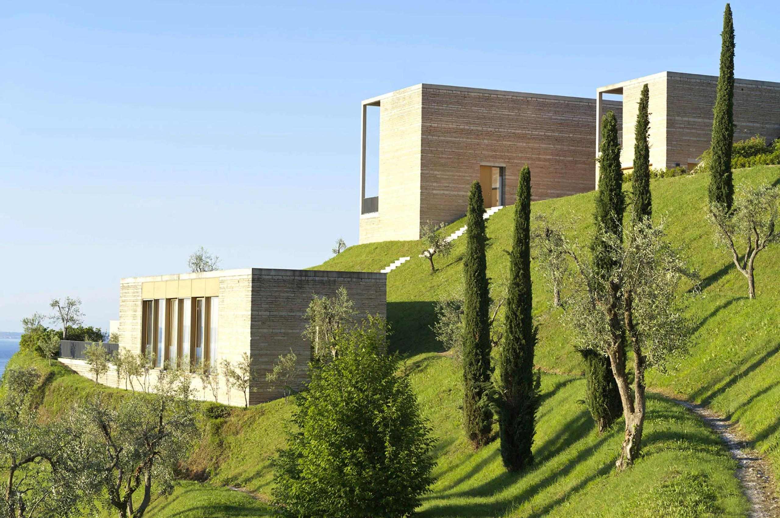 villa-karina-exterior-modern-elegant-retreat-tranquil-natural-surroundings-luxury-lakegarda
