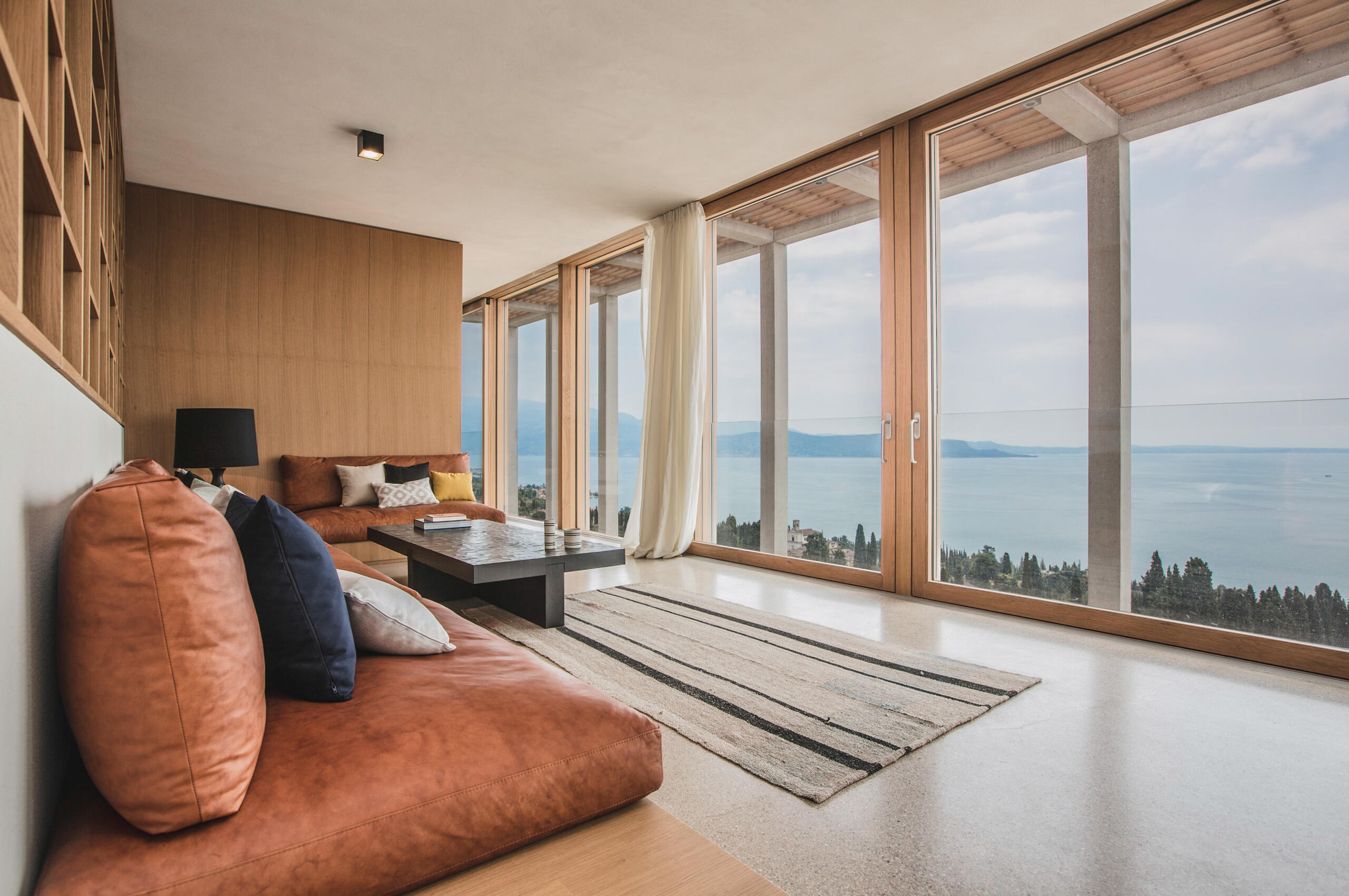 villa-karina-livingroom-lakeview-modern-stylish-luxury-design-lakegarda