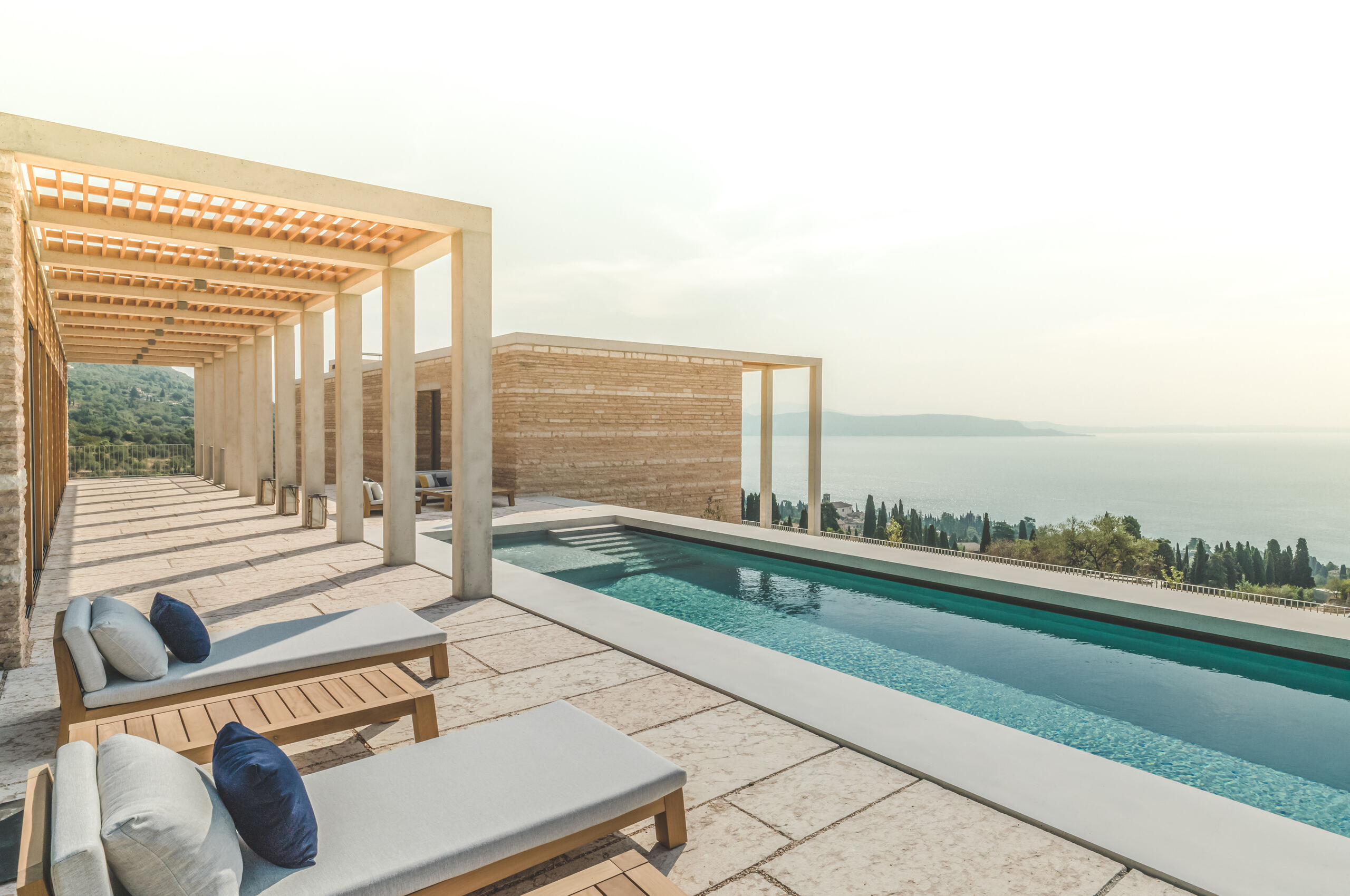 villa-karina-mainpage-pool-luxury-lakeview-lakegarda