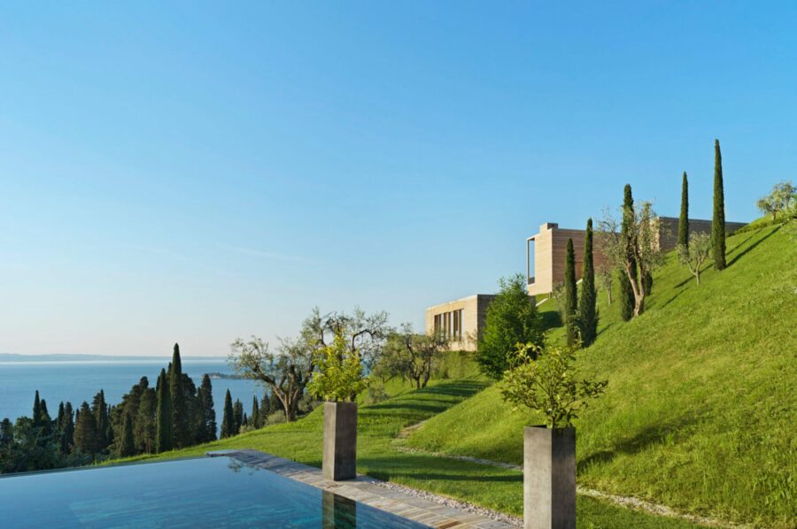 villa-karina-outdoor-swimming-pool-scenic-lake-views-luxury-lake-garda