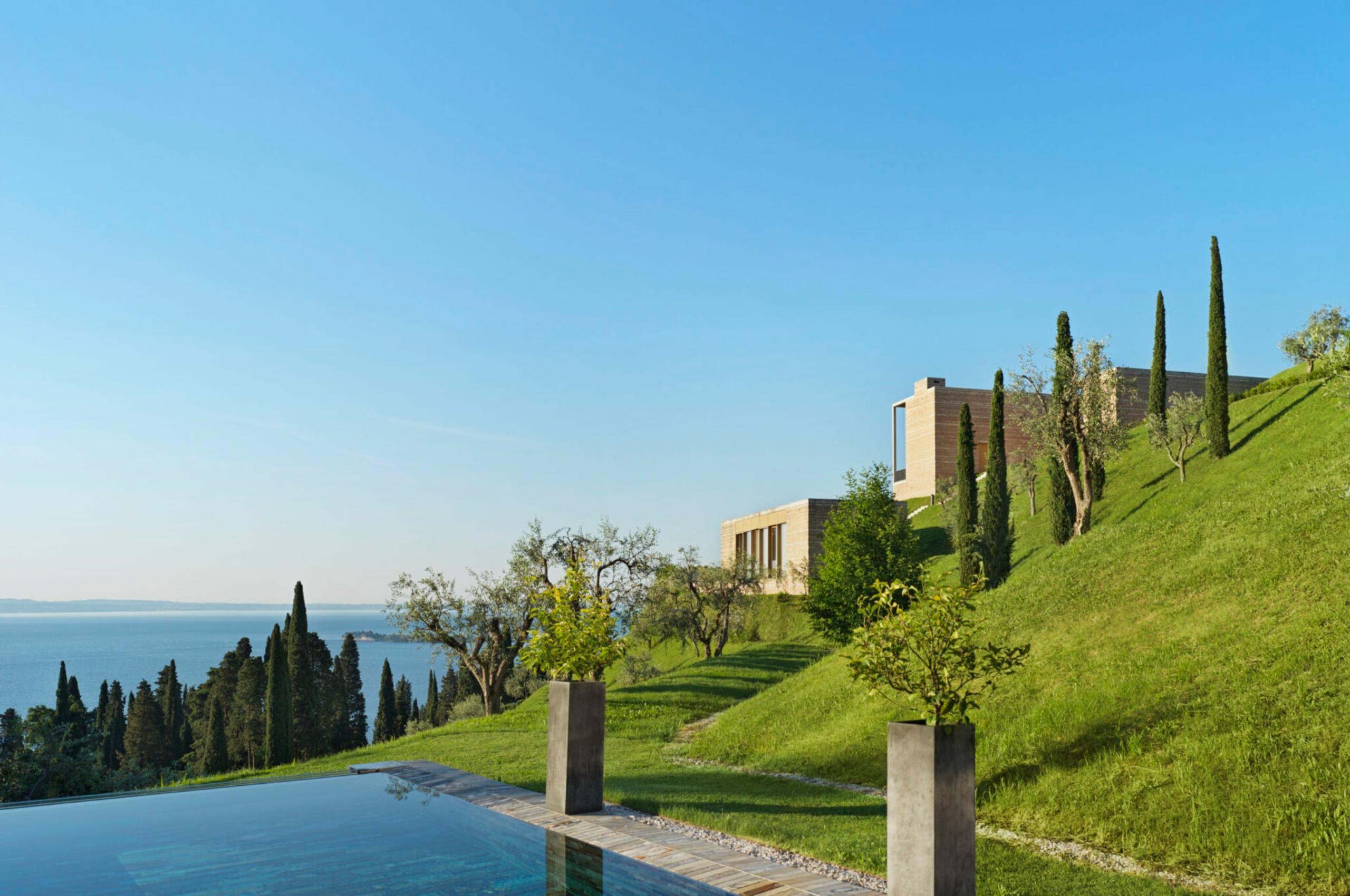 villa-karina-outdoor-swimming-pool-scenic-lake-views-luxury-lake-garda