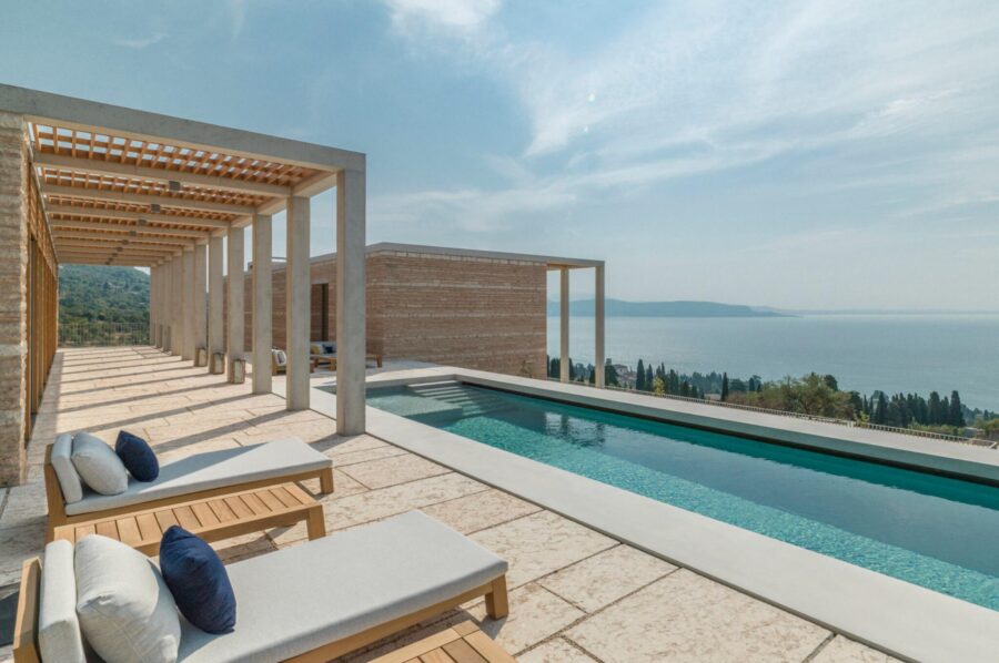villa-karina-outdoor-swimming-pool-terrace-sun-loungers-lake-view-luxury-lake-garda
