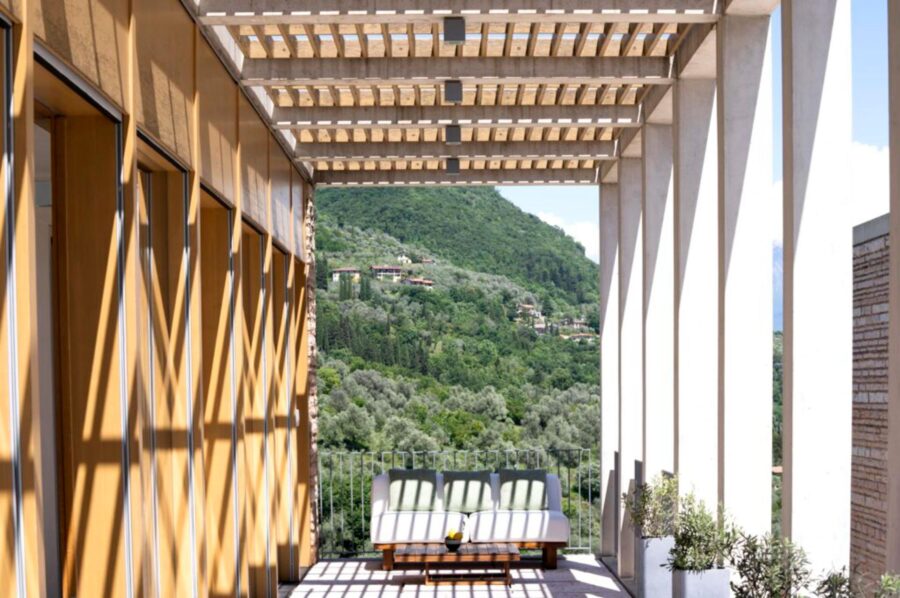 villa-karina-pergola-covered-terrace-outdoor-seating-scenic-lakeside-views-luxury-lake-garda