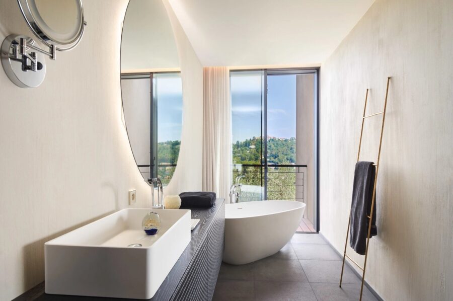 villa-mabel-bathroom-bath-balcony-mountainviews-mougins