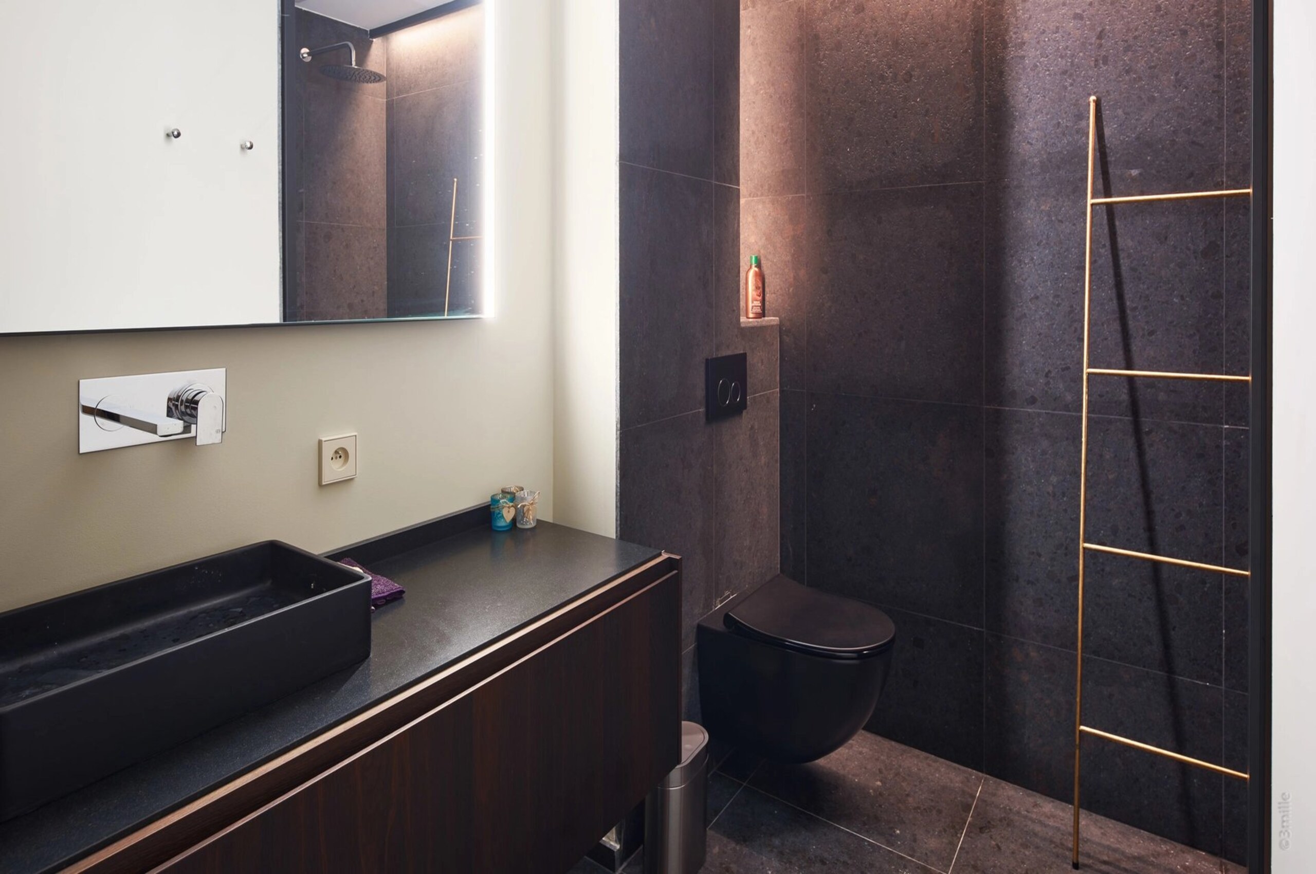 villa-mabel-bathroom-toilet-sleek-modern-luxury-interiordesign-mougins