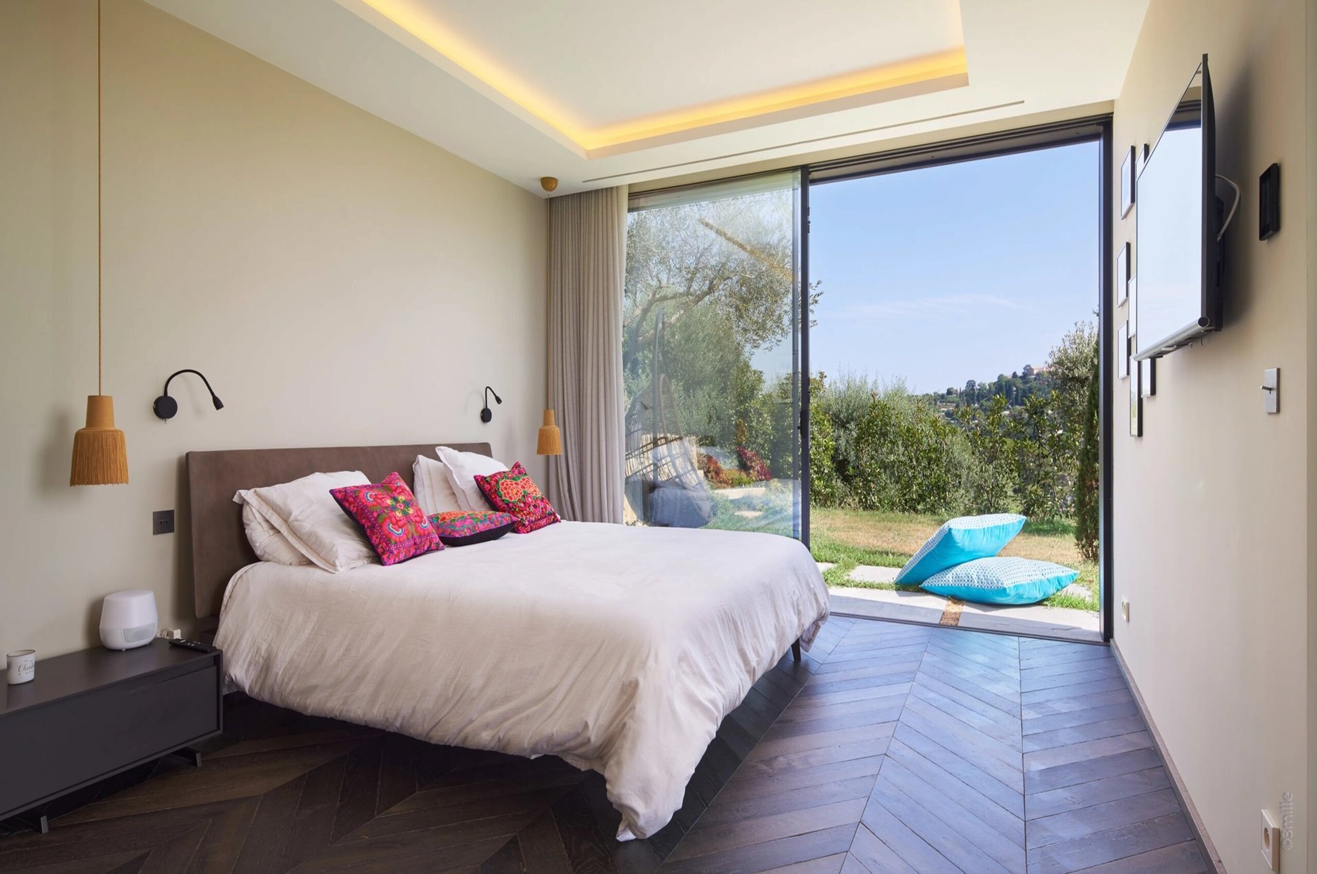 villa-mabel-bedroom-garden-views-luxury-stylish-interior-mougins