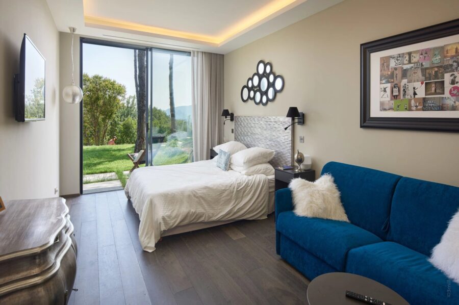 villa-mabel-bedroom-gardenviews-frenchdoors-modern-luxury-interior-mougins