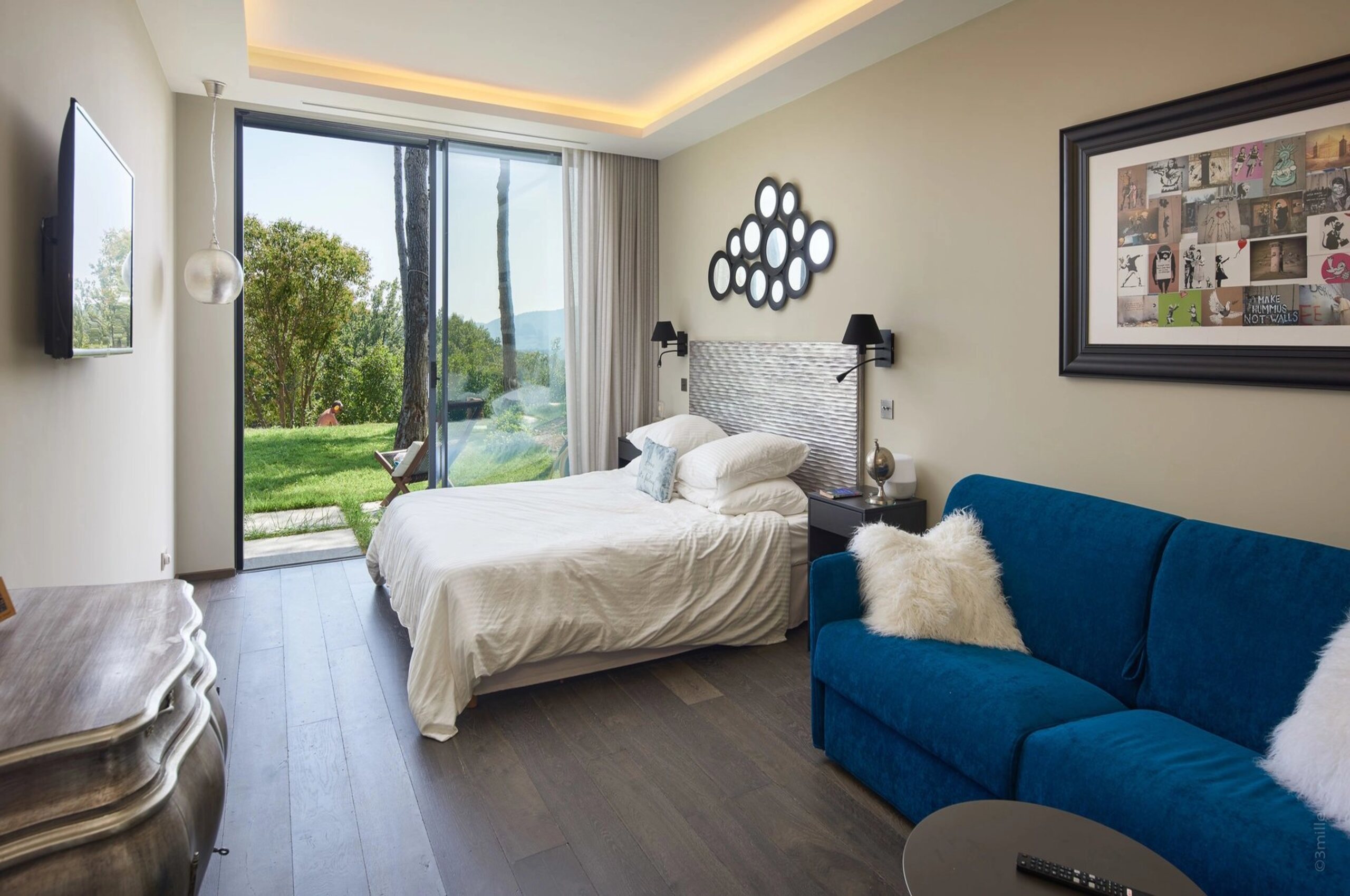 villa-mabel-bedroom-gardenviews-frenchdoors-modern-luxury-interior-mougins