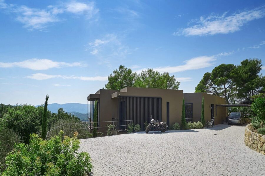 villa-mabel-driveway-parking-views-luxury-secure-mougins
