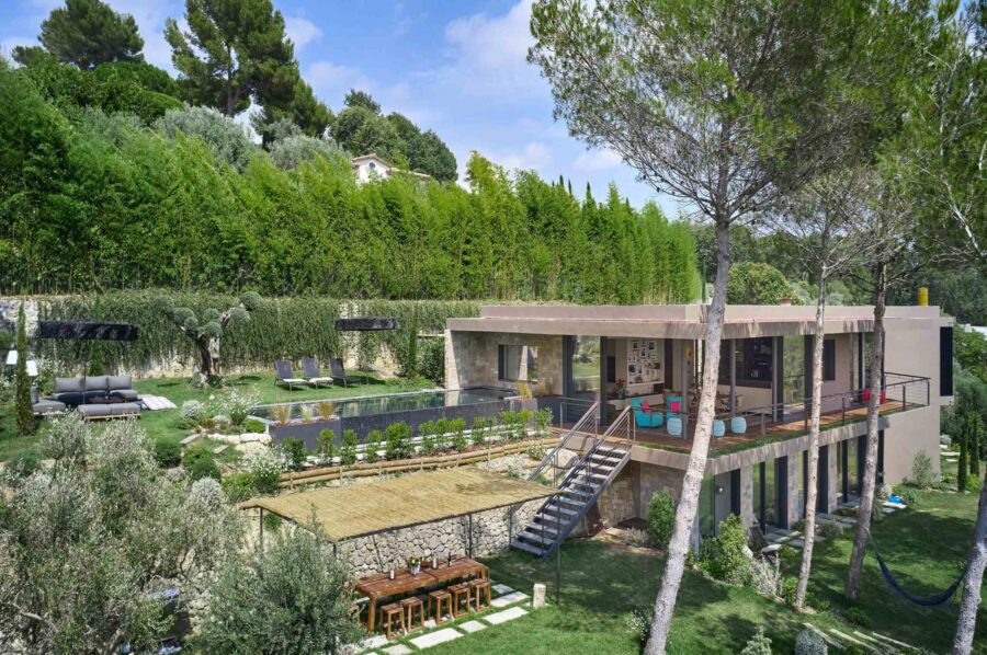 villa-mabel-exterior-infinitypool-architecture-futuristic-retreat-luxury-mougins