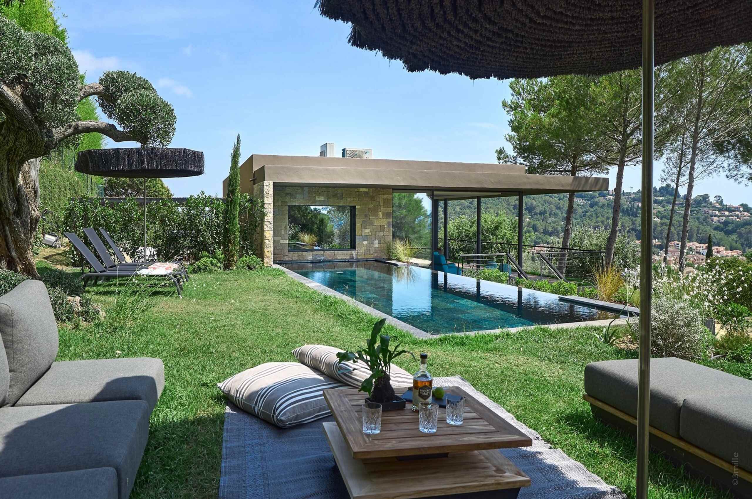 villa-mabel-exterior-infinitypool-modern-architecture-luxury-mougins