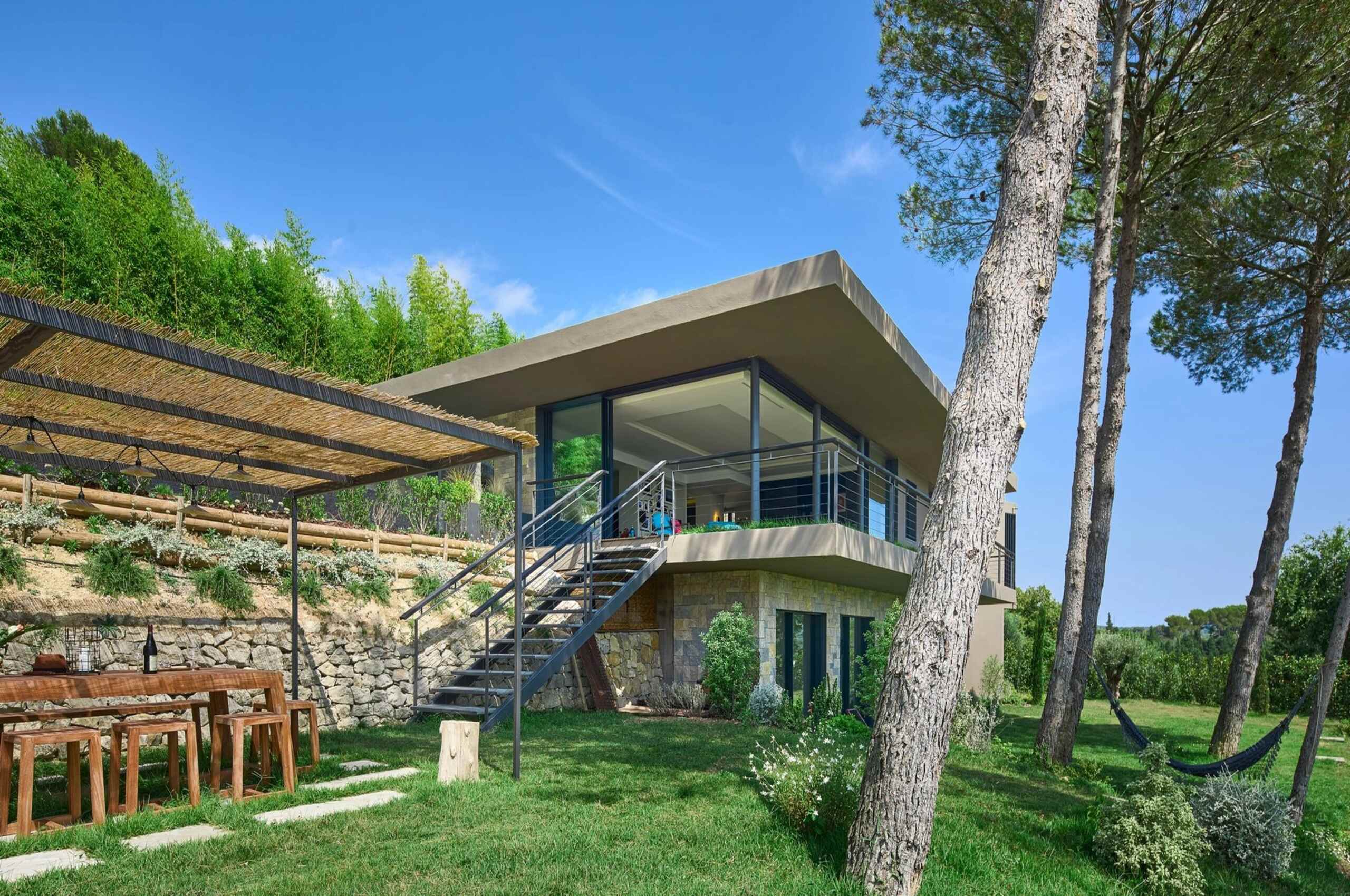 villa-mabel-exterior-staircase-garden-hammock-modern-luxury-retreat-mougins