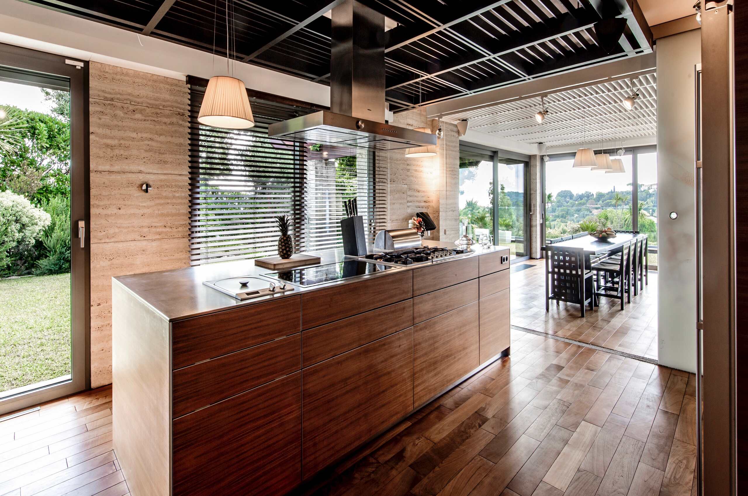 villa-maddisen-kitchen-wood-naturalmaterials-luxury-modern-mougins