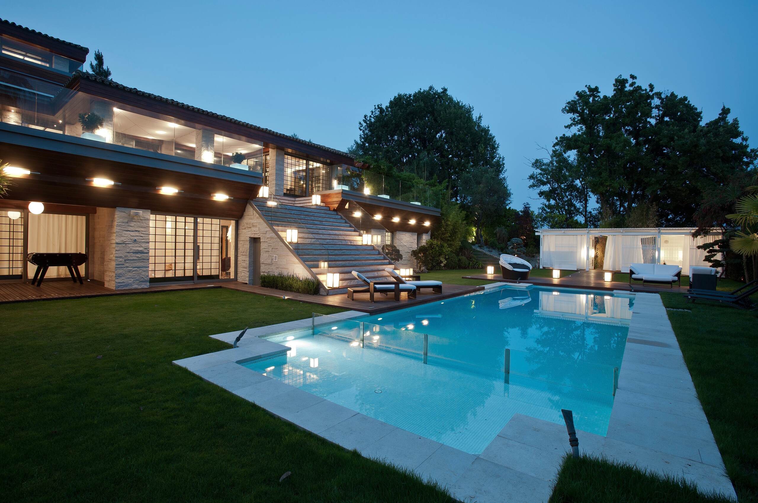 villa-maddisen-mainpage-exterior-pool-luxury-rental-frenchriviera-mougins