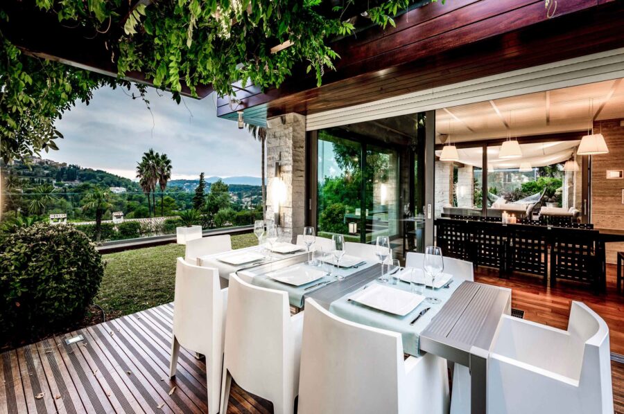 villa-maddisen-outdoor-dining-terrace-views-luxury-mougins
