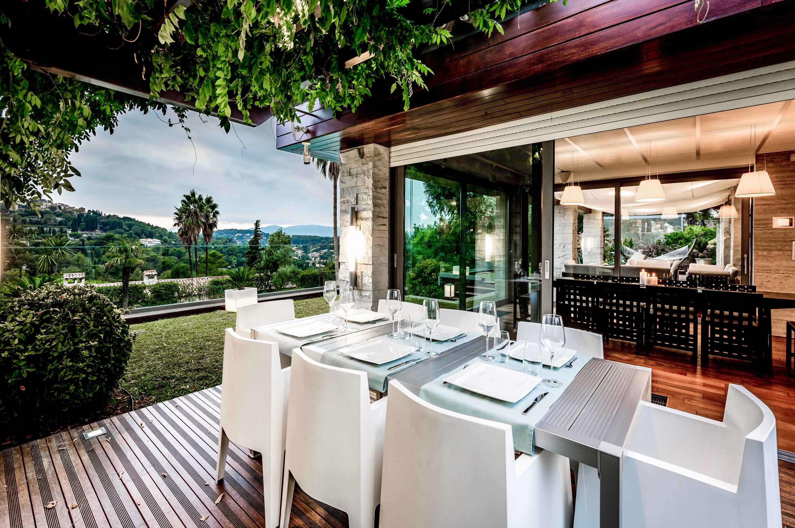 villa-maddisen-outdoor-dining-terrace-views-luxury-mougins