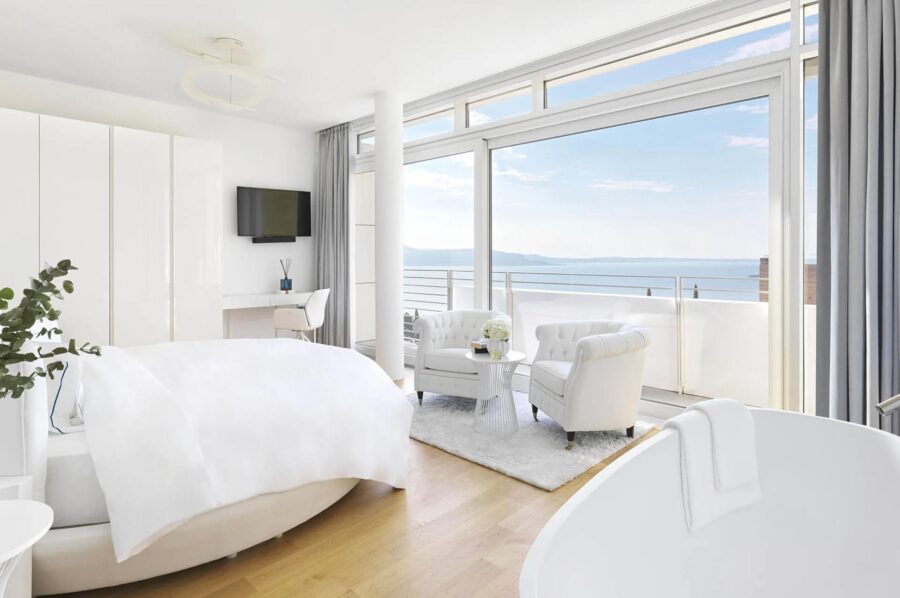 villa-magda-bedroom-balcony-bathtub-scenic-lake-views-bright-modern-interiors-luxury-lakegarda