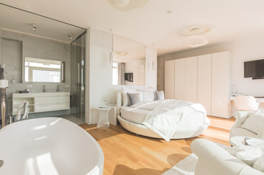 villa-magda-bedroom-bath-ensuite-modern-luxury-design-lakegarda