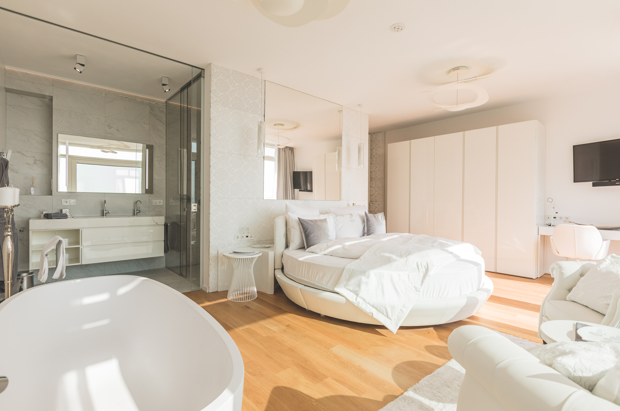 villa-magda-bedroom-bath-ensuite-modern-luxury-design-lakegarda