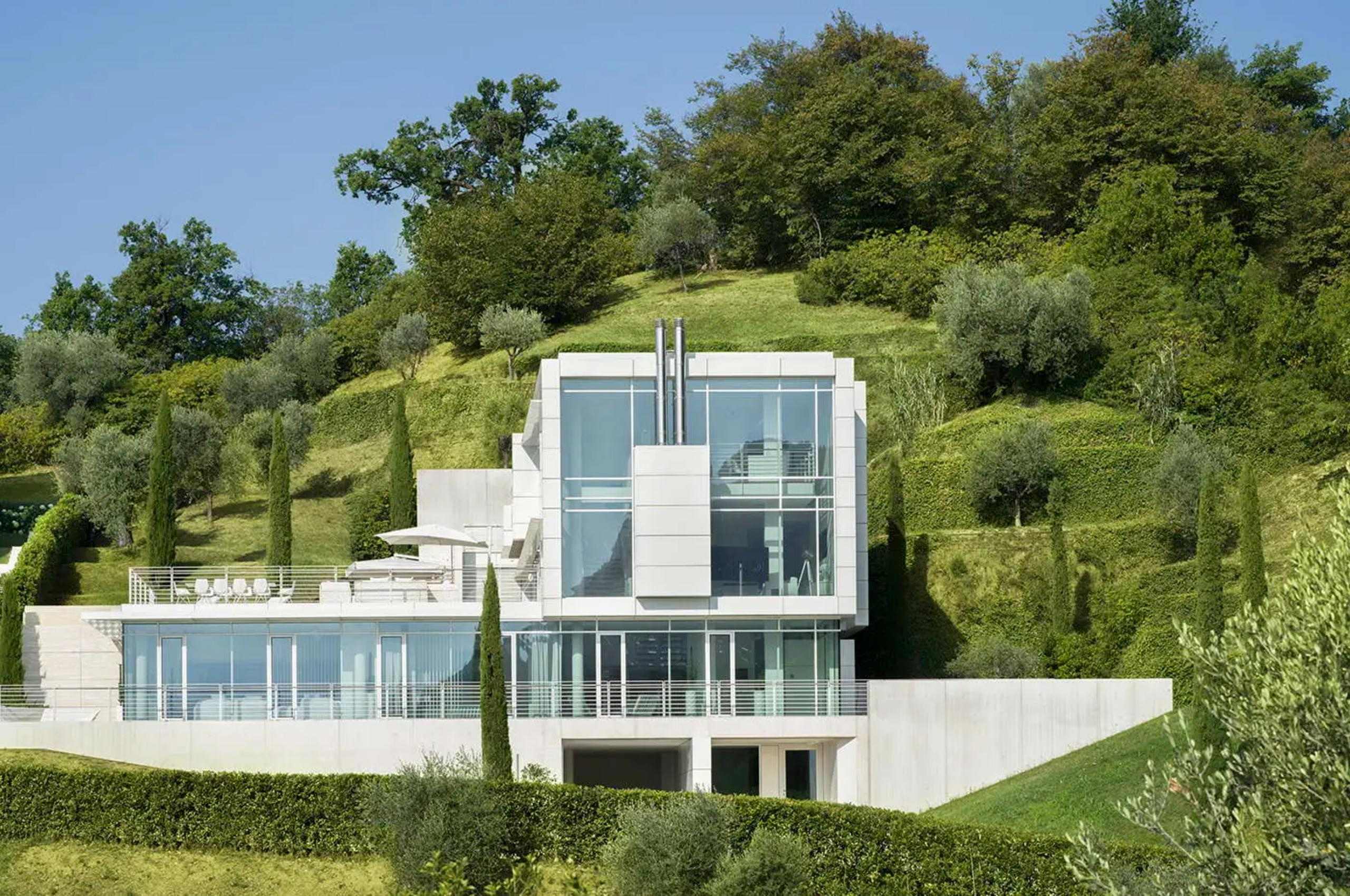 villa-magda-exterior-elegant-modern-architecture-green-natural-paradise-luxury-lakegarda