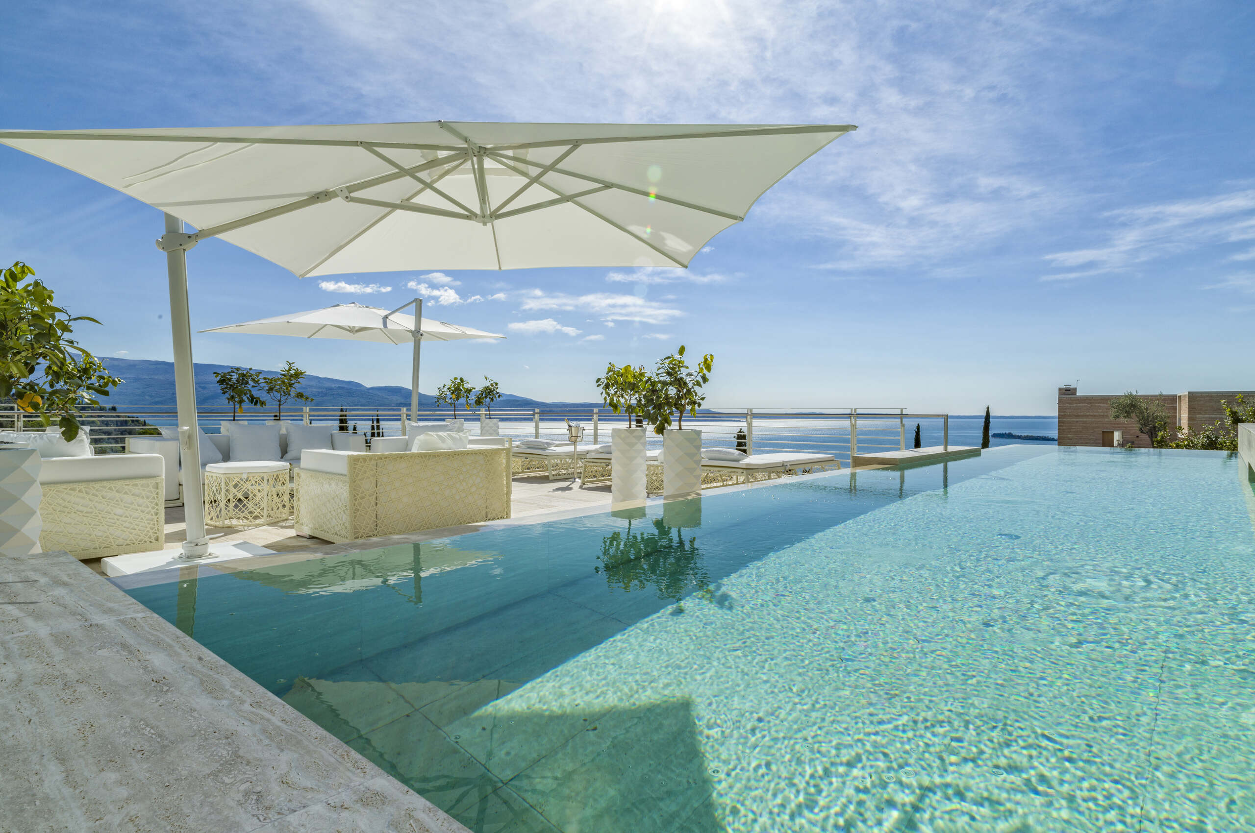 villa-magda-infinitypool-lakeview-outdoorlounge-luxury-lakegarda