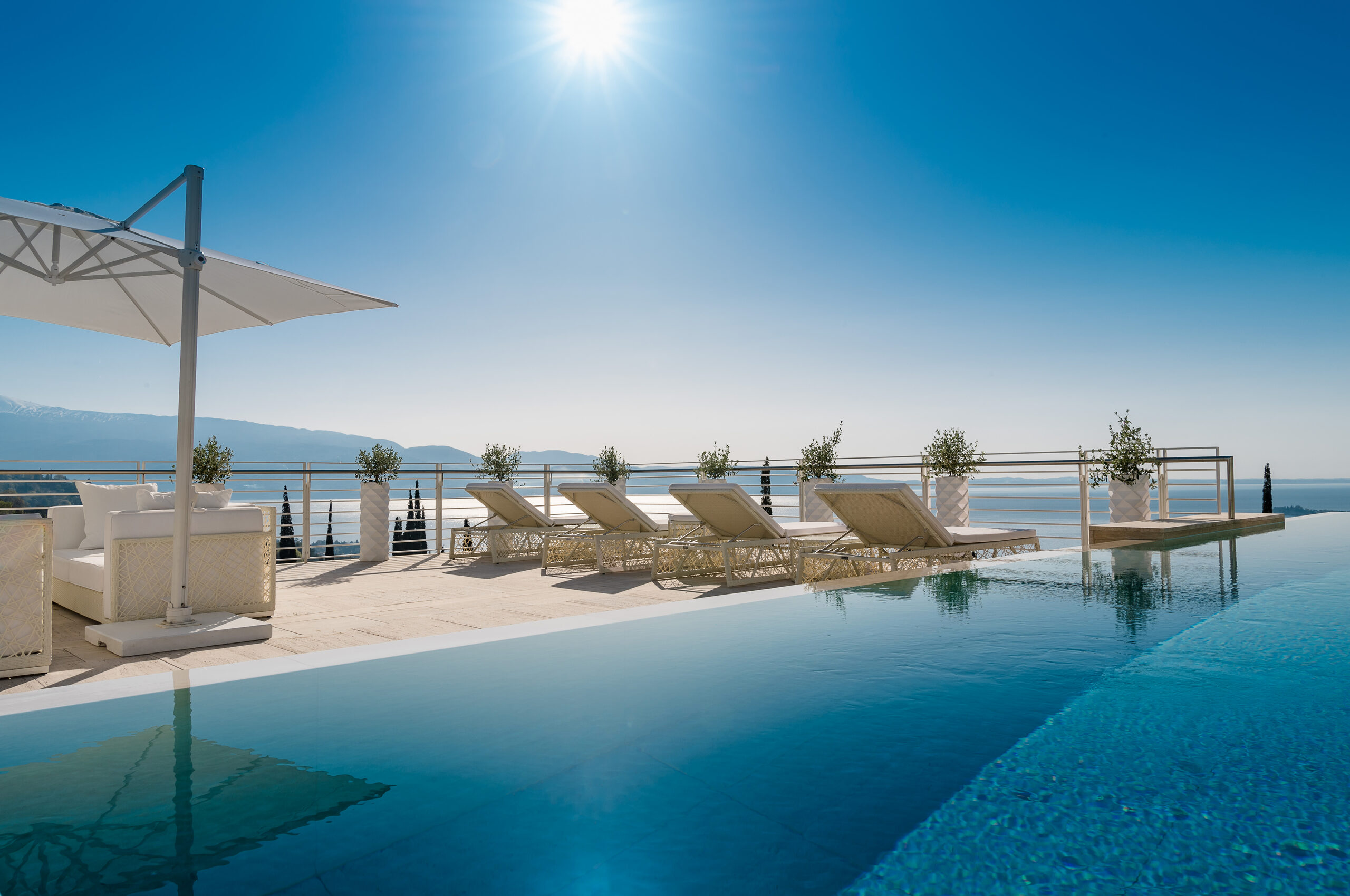 villa-magda-pool-sunlounger-sun-lakeview-scenic-luxury-lakegarda