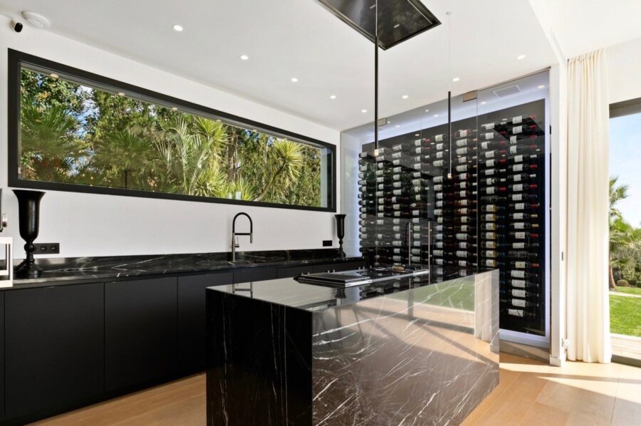 villa-marble-kitchen-winewall-marble-openspace-interior-mougins