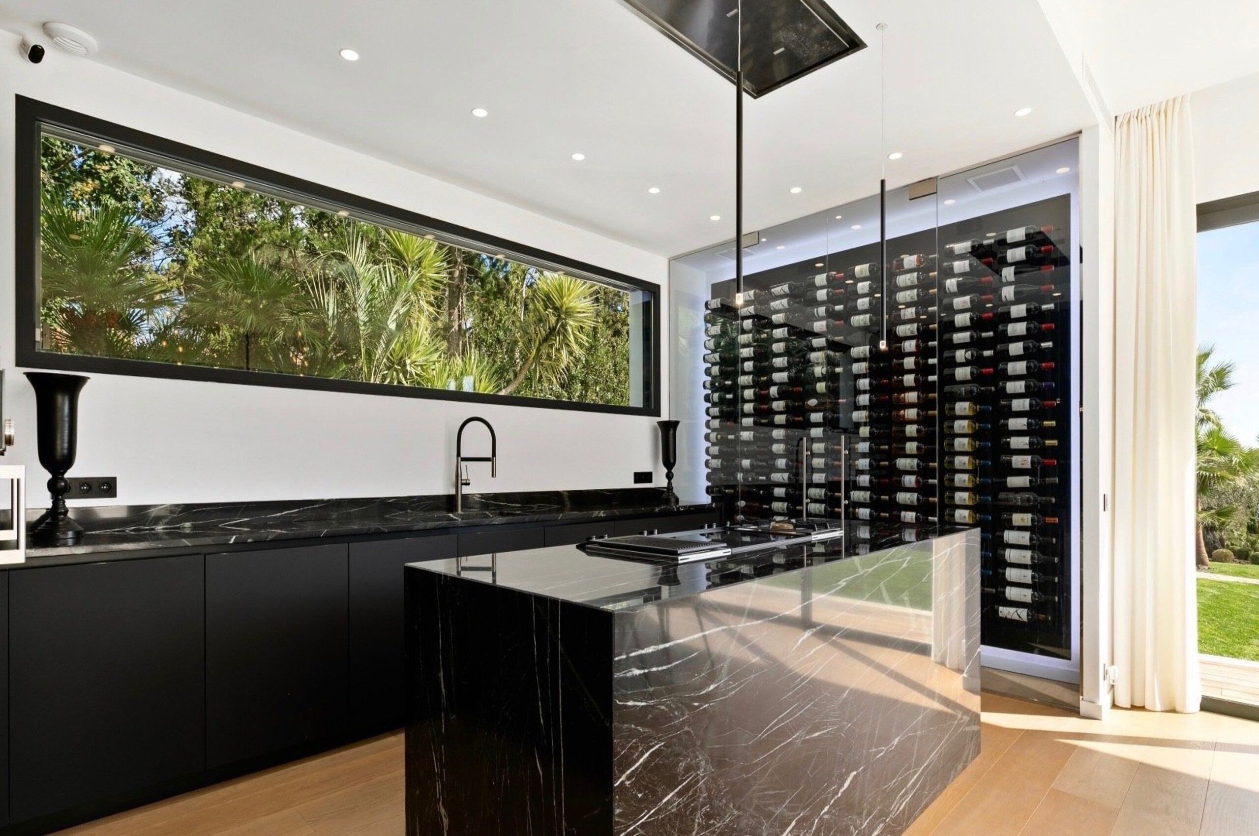 villa-marble-kitchen-winewall-marble-openspace-interior-mougins