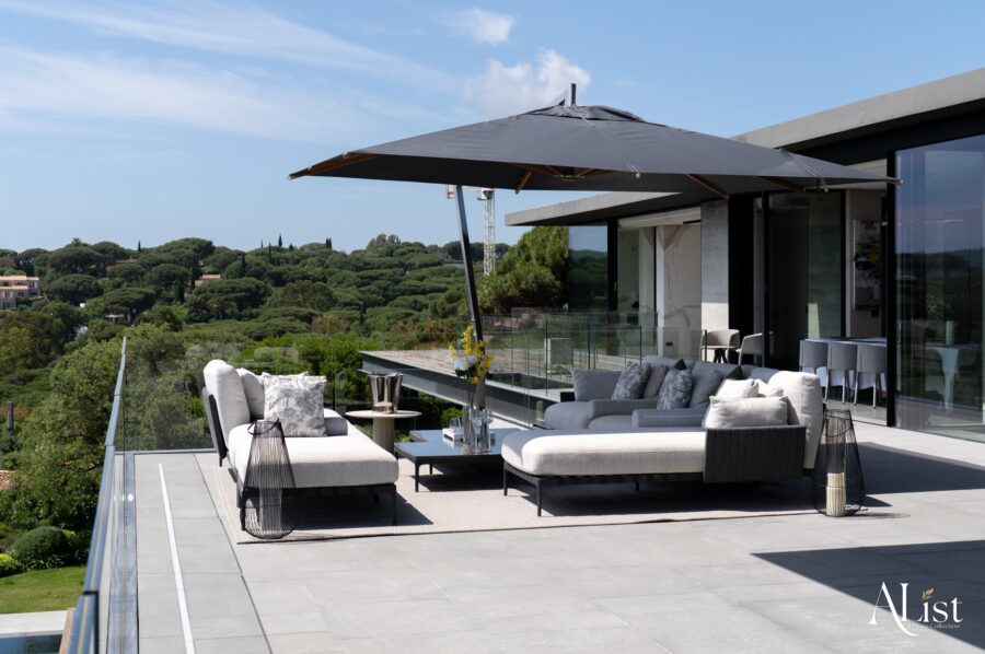 villa-marisa-balcony-outdoor-seating-seaview-terrace-luxury-rental-retreat-alist-ramatuelle