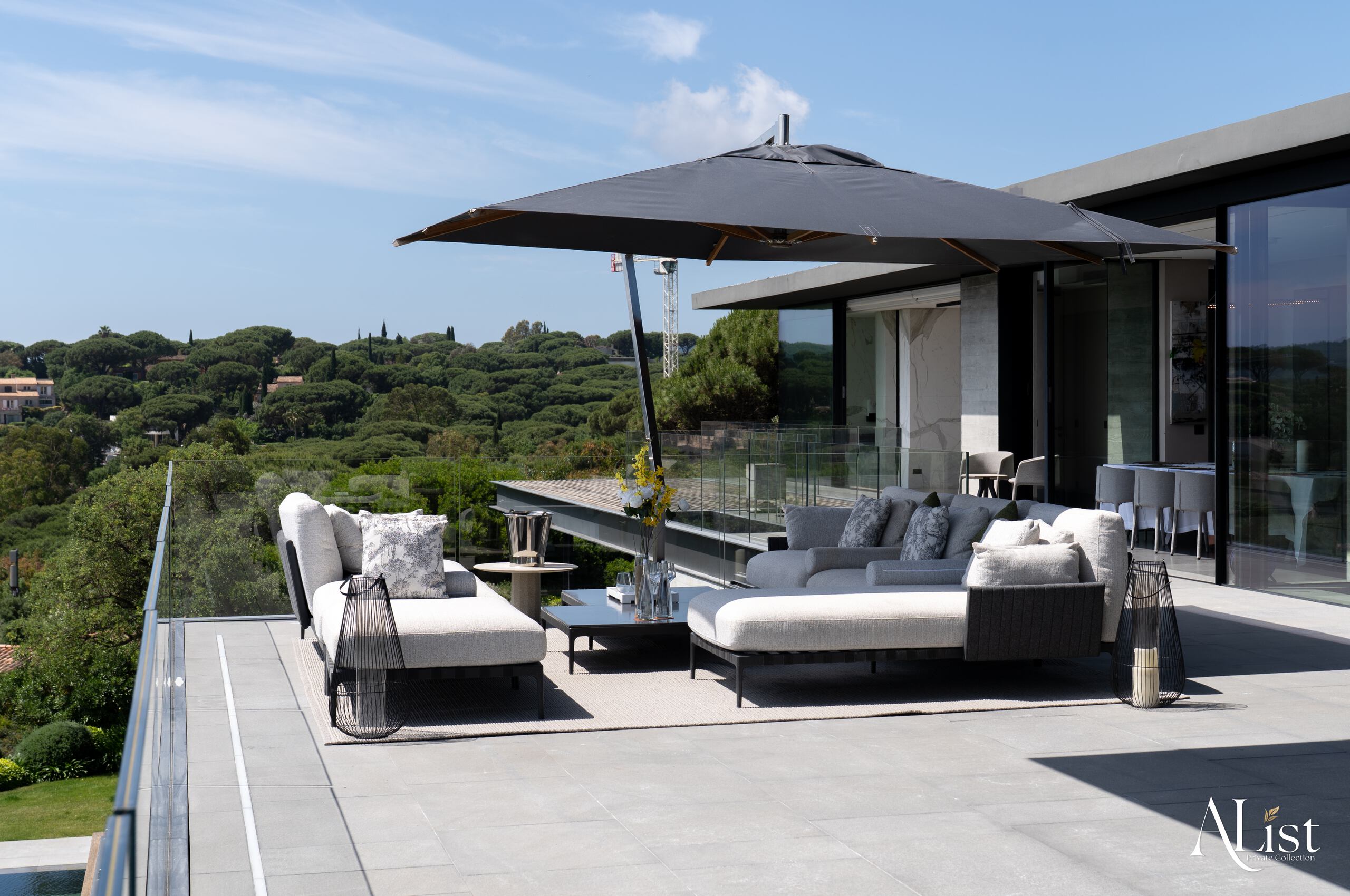 villa-marisa-balcony-outdoor-seating-seaview-terrace-luxury-rental-retreat-alist-ramatuelle
