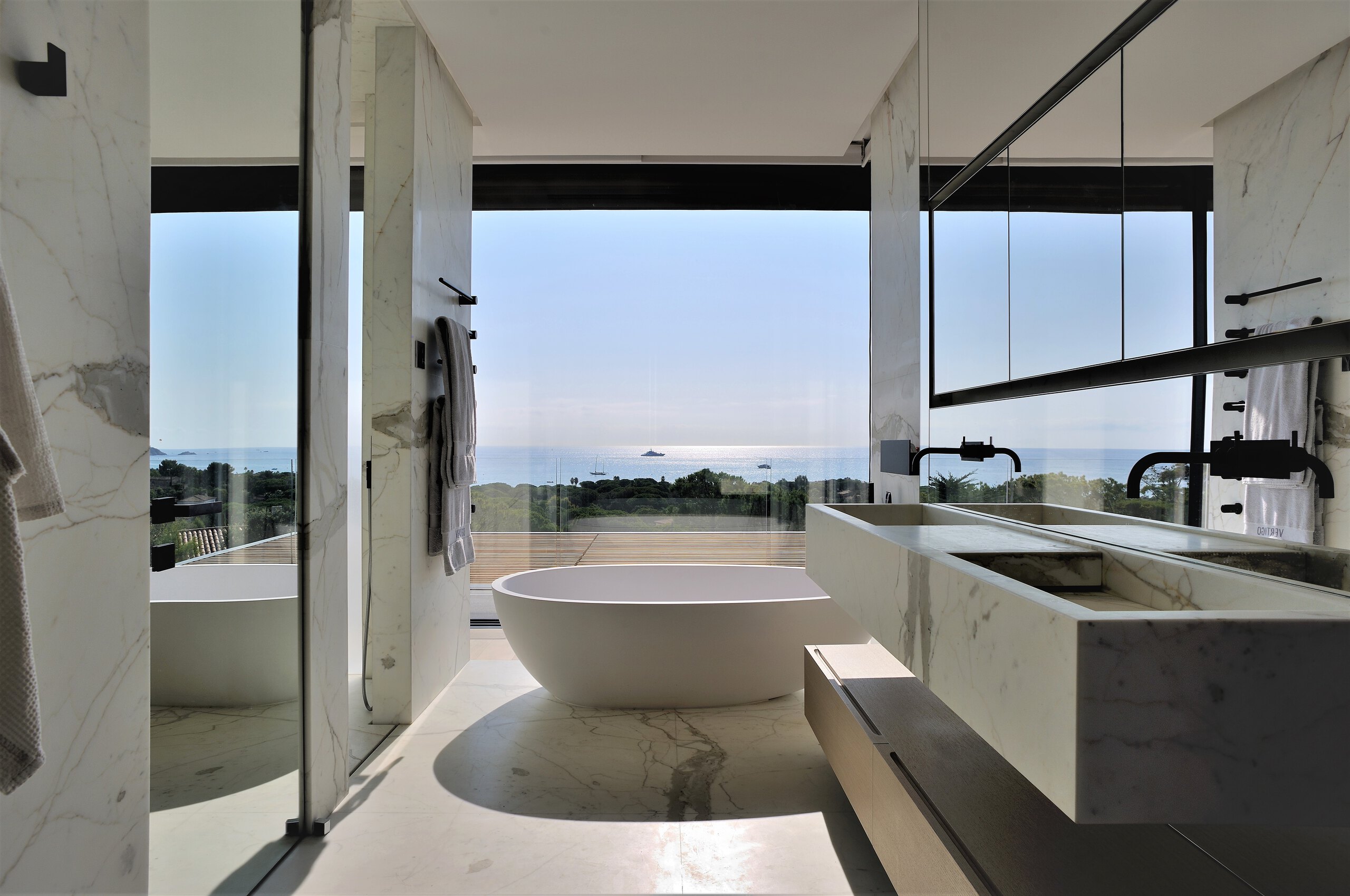 villa-marisa-bathroom-bathtub-doublesink-stunningseaview-marble-sleek-modern-design-luxury-alist-ramatulle