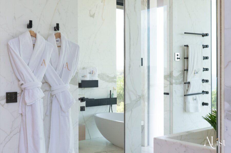 villa-marisa-bathroom-bathtub-seaview-marble-modern-stylish-luxury-interiordesign-alist-ramatuelle