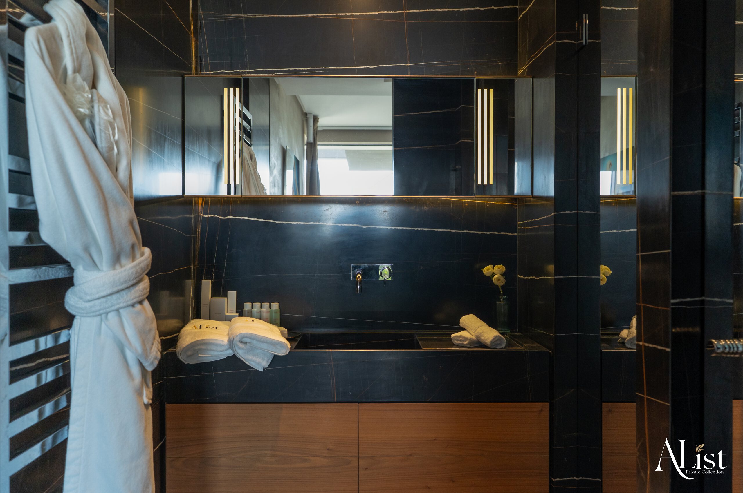 villa-marisa-bathroom-sink-alist-modern-stylish-luxury-interior-design-ramatuelle