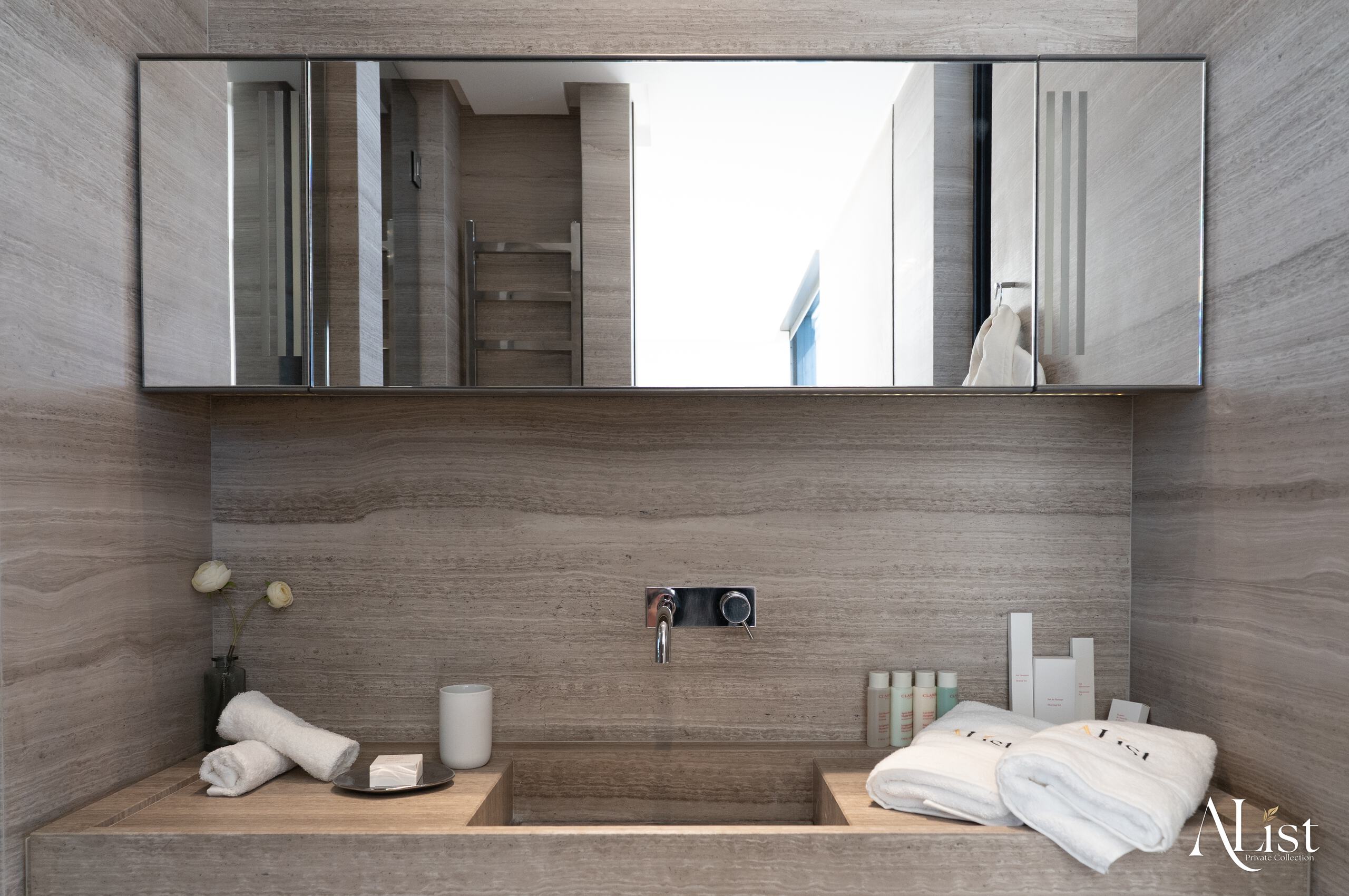 villa-marisa-bathroom-sink-modern-stylish-sleek-interiordesign-luxury-alist-ramatuelle
